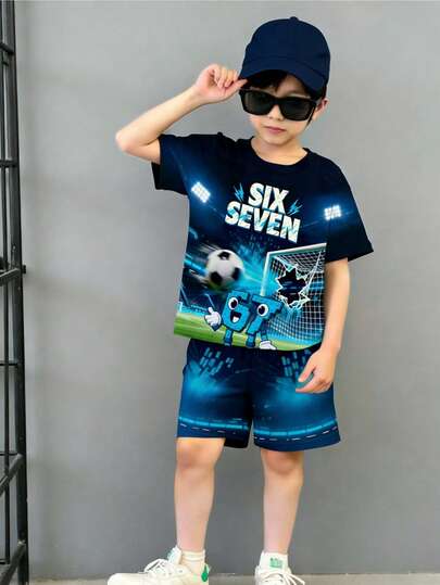 一套男童休闲舒适时尚简约百搭创意渐变灯光足球场图案“67”数字字母印花基础款短袖T恤和短裤两件套，适合男童户外运动。