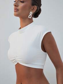 Hauture Top corto blanco de verano sexy y chic para club, minimalista, con fruncido central, estética Old Money, sofisticado, cuello ajustado, para uso casual y de oficina - Blanco - Ver 3