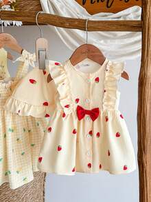SHEIN Vintaside Kids 夏季新生女宝宝杏色圆领荷叶边卡通樱桃印花无袖红色蝴蝶结连衣裙，搭配红色帽子，优雅可爱 - 黃色 - 查看 4