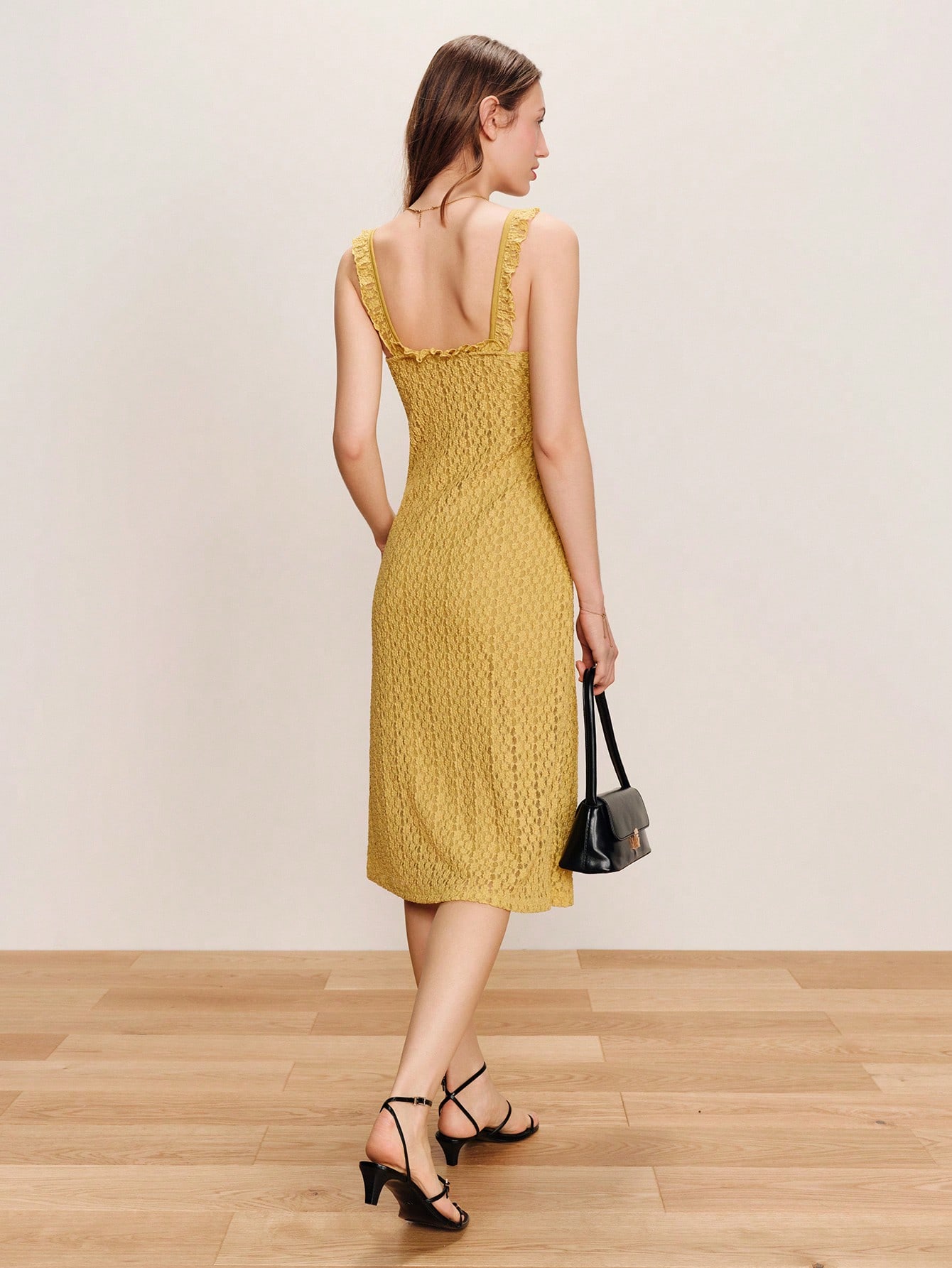 Robe mi-longue ajustée à motif floral jaune avec encolure et bretelles à volants, idéale pour le printemps et l'été en vacances