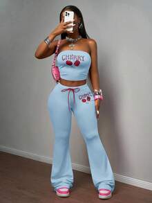 Slaydiva 2025 Xuân/Hè Mới Lễ hội âm nhạc Bohemian Phong cách đồng quê Phục sinh Thường ngày Kỳ nghỉ bãi biển Tiệc tùng Đường phố Gợi cảm Ngọt ngào Dễ thương Y2K Vải dệt kim co giãn màu hồng Quả anh đào đỏ Đồ họa chữ cái tiếng Anh Đồ họa kiểu Mỹ cổ điển Áo ống bó sát không tay hở vai kết hợp với cạp chun màu hồng Dây buộc màu đỏ Quần ống loe in họa tiết anh đào cổ điển dành cho nữ Bộ 2 món - Màu xanh nhạt - Xem 5