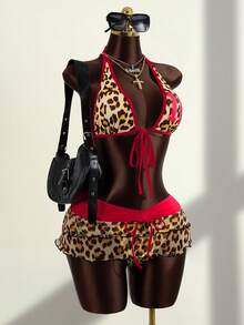 Zestiva Conjunto de traje de baño de 3 piezas para mujer con estampado de leopardo, que incluye top con atar, Bottom triangular y minifalda con cordón de color contrastante - Rojo - Ver 4