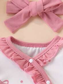 SHEIN Bộ 2 món cho bé sơ sinh, trẻ nhỏ từ 0-3 tuổi, gồm áo liền quần họa tiết trái tim, bèo nhún và khuy cài phía trước, kèm băng đô đỏ, thích hợp cho Ngày Valentine, Năm mới, Tiệc sinh nhật, Lễ hội, Chụp ảnh, Mùa xuân/Hè. - Hồng - Xem 8