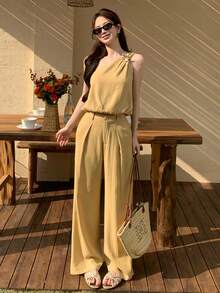 DAZY 春夏时尚黄色蝴蝶结金属装饰不对称肩部短款上衣T恤搭配直筒休闲裤两件套，商务休闲、度假、通勤女装 - 芥末黃 - 查看 1