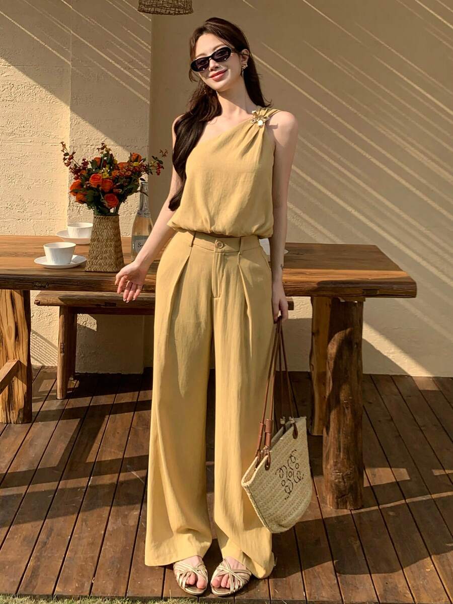 DAZY 春夏时尚黄色蝴蝶结金属装饰不对称肩部短款上衣T恤搭配直筒休闲裤两件套，商务休闲、度假、通勤女装 - 芥末黃 - 查看 1