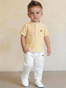 SHEIN 两件套男婴休闲学院风灰色立领衬衫和条纹松紧腰裤套装，适合生日派对、晚宴、演出、婚礼、迎婴派对、一周岁生日庆祝等场合。 - 黃色 - 查看 3