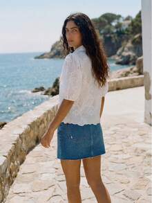 Maija Blusa elegante de manga corta en color blanco para mujer con detalles de botones, calados y dobladillo con volantes, blusa de manga abullonada, blusas de mujer de manga corta para el verano, blusa de ojetes, para vacaciones - Blanco - Ver 2