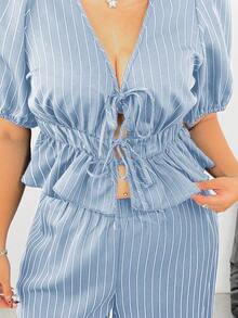 SHEIN PETITE Conjunto de 2 piezas de talla grande con top corto de manga corta con cuello en V y nudo delantero + pantalones casuales a juego con rayas, ideal para vacaciones - Azul - Ver 7