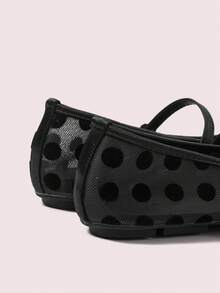 CUCCOO DOLLMOD Sepatu Wanita Modis Ujung Bulat Bordir Bunga Model Mary Jane yang Imut dan Manis - Hitam - View 4