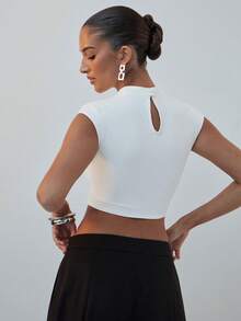 Hauture Top corto blanco de verano sexy y chic para club, minimalista, con fruncido central, estética Old Money, sofisticado, cuello ajustado, para uso casual y de oficina - Blanco - Ver 2