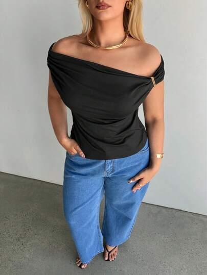 Auralis Áo thun dệt kim lệch vai màu đen ôm sát, kiểu dáng thanh lịch hiện đại, phù hợp cho đi biển, trang phục biểu diễn phong cách Y2K, cổ áo lưới và cúc kim loại trang trí.