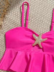 SHEIN Bộ đồ bơi tankini viền bèo nhún họa tiết sao biển ánh kim cho bé gái tuổi teen, thích hợp cho kỳ nghỉ hè ở bãi biển. Bộ đồ bơi hai mảnh màu hồng nhạt họa tiết sao biển, thân thiện với da và nhanh khô, phù hợp cho trẻ em cỡ trung bình và lớn, trang phục ngọt ngào và dễ thương cho bé gái mặc ở bãi biển, hồ bơi và kỳ nghỉ. Đồ bơi hai mảnh màu hồng cho bé gái, đồ bơi hai mảnh họa tiết sao biển. - Màu Hồng Tươi - Xem 5