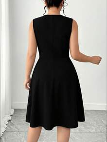 GlowEve CURVE Vestido elegante sin mangas con cuello redondo, botones y contraste de color bordado para tallas grandes - Negro - Ver 2