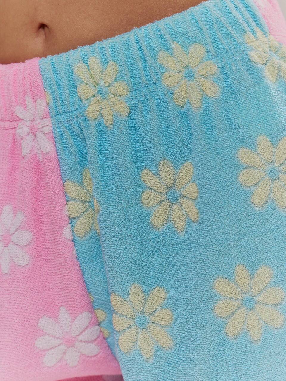 Shorts mini in spugna con stampa floreale a contrasto, primaverili ed estivi, carini e femminili, adatti per vacanze, spiaggia e uso quotidiano casual