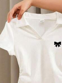 少女纯色休闲Polo衫，V领修身侧褶短袖露脐T恤，经典精致Logo像素马赛克黑色贵族蝴蝶结图案印花，适合上学、春夏穿着。 - 白色 - 查看 3