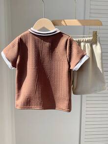 SHEIN Set de 2 pantalones cortos con cuello de canalé de contraste texturizado en caqui para niños pequeños, estilo universitario casual, cómodo y de moda, versátil para uso diario, viajes, al aire libre, vacaciones, playa, primavera/verano - Caqui - Ver 2