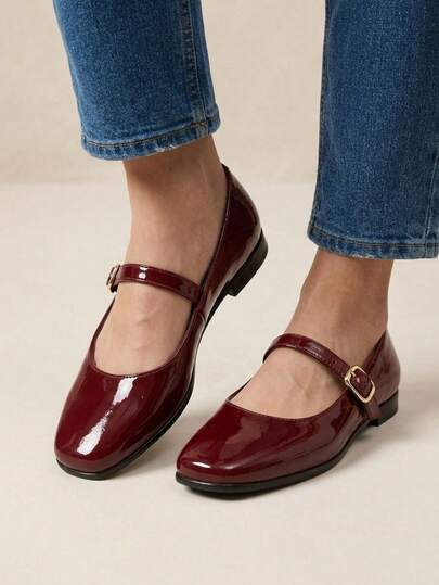 Ballerina mary jane, ballerina punta cuadrada, flats con correa, ballerina preppy mujer, calzado estilo colegiala, flats charol mujer, ballerina urbana elegante, ballerina con pulsera, zapatos planos femeninos, flats con hebilla, ballerina de moda 2025, zapatos bajos para oficina, ballerinas estilo romántico, flats mujer punta cuadrada, calzado plano formal mujer.