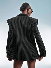 GENKIRA Áo blazer kẻ sọc đen, phom dáng đứng với vai rộng, thiết kế tay áo nhún, đa năng, phù hợp cho công sở và mặc thường ngày. - màu đen - Xem 2