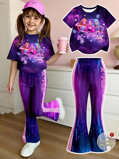 两件套女童甜美团体运动风套装，短袖T恤+喇叭裤，紫色星空印花紧身运动短裤，适合4-7岁春夏女童穿着。甜美活力的星空紫色云朵印花T恤，不仅穿着舒适，醒目的字母图案设计，轻盈的运动风格，而且柔软亲肤。简约时尚，让孩子们在春夏成为焦点。