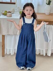 SHEIN Little Byeori 女童深蓝色牛仔背带裤，后背饰有立体蝴蝶结，适合春夏休闲度假乡村波西米亚风穿搭、沙滩装、西部街头风、春假装、锐舞派对装、节日牛仔背带裤、女童度假装。 - 中等水洗藍 - 查看 2
