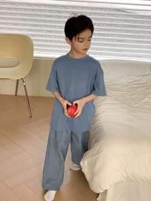 Dazy Kids Conjunto de pijama de verano para niño preadolescente con parte superior de unicolor de manga corta y pantalones a rayas - Azul - Ver 6