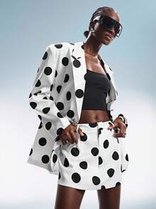 GENKIRA 挺括的黑白撞色波点随机印花复古现代宽松西装外套+迷你裙女士套装，翻领翻盖口袋不对称金属纽扣设计，朋克前卫复古酷炫休闲通勤百搭套装 - 白色 - 查看 3