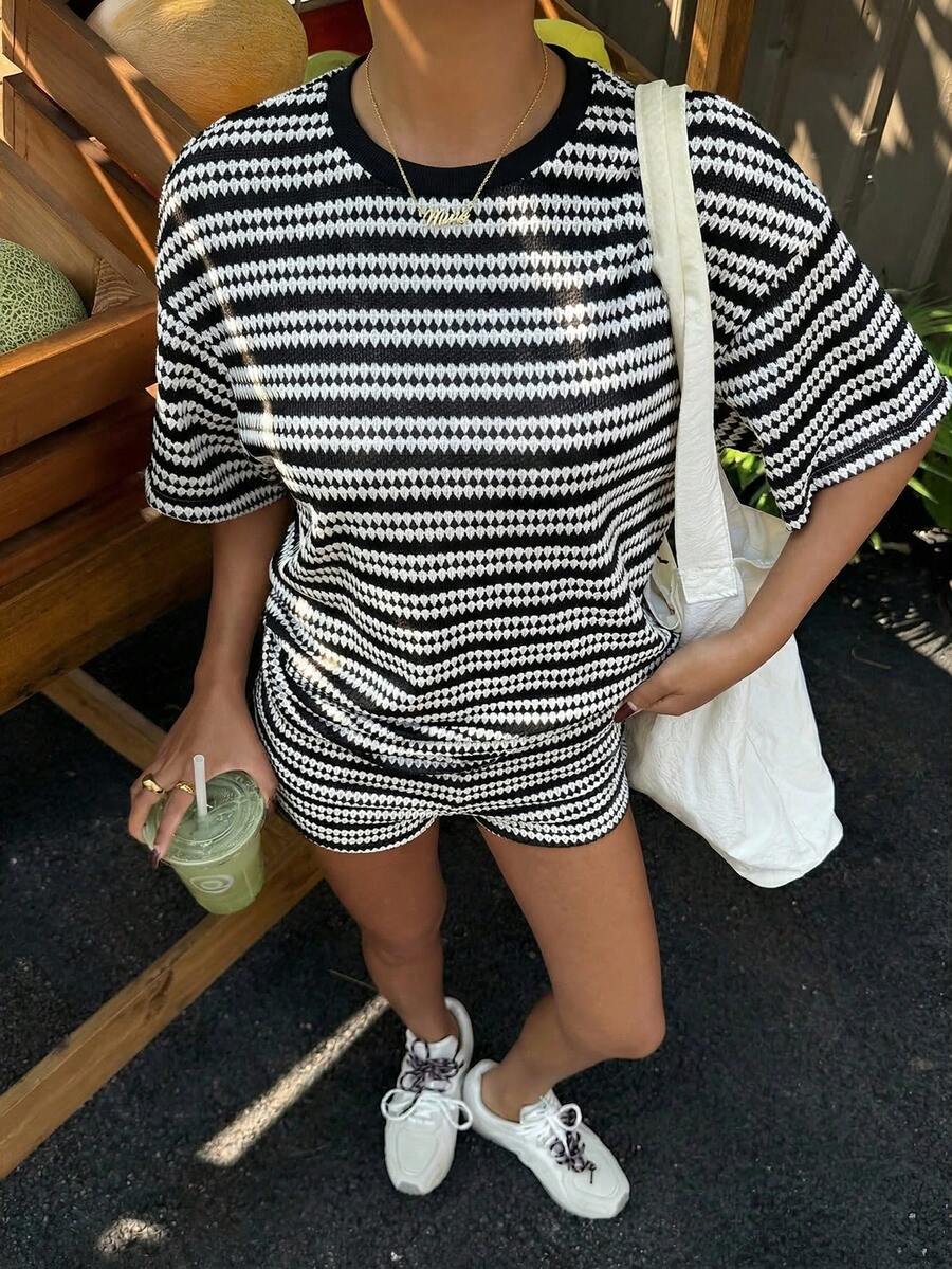 Muchica Áo thun nữ cổ tròn tay ngắn, họa tiết sọc đen trắng, kiểu dáng trễ vai. - Đen và trắng - Xem 1