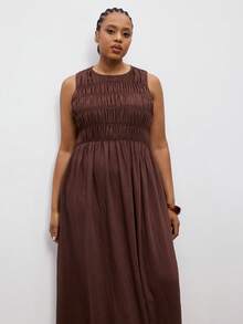 Maija 大码女式纯色褶皱休闲无袖圆领连衣裙，适合婚礼宾客穿着，适合曲线身材的派对礼服，遮盖小肚腩，棕色连衣裙，适合曲线身材的女士礼服，正式场合穿着，大码女式连衣裙 - 棕色 - 查看 3