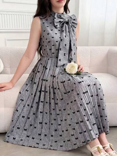 少女优雅简约时尚无袖连衣裙，高领设计，褶裥下摆，波点印花面料，可拆卸3D蝴蝶结装饰，经典款式，适合夏季日常穿着和派对场合。