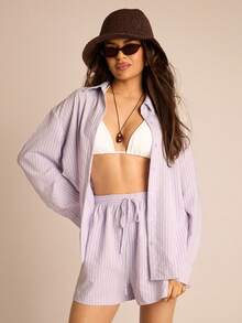 FASHION SZN 春夏休闲条纹衬衫，宽松版型，条纹府绸面料，粉彩色调，纽扣前襟，宽松舒适，适合夏季度假、日常休闲穿着，也可作为沙滩罩衫。条纹衬衫时尚优雅，尽显时尚品味。 - 淡紫色 - 查看 3