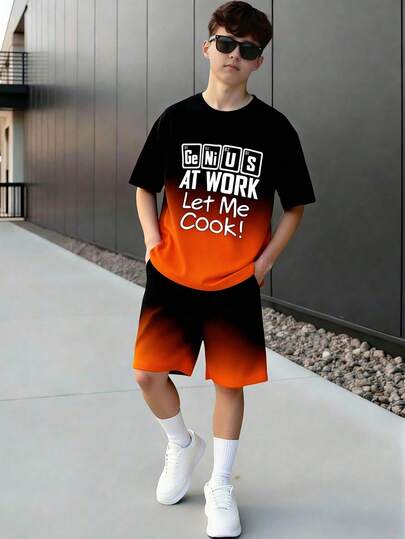 Vacaura Bộ 2 món dành cho nam thiếu niên, áo thun và quần short phối màu chuyển sắc, áo thun dáng rộng màu đen và đỏ ombre kết hợp với quần short in chữ chuyển sắc, phong cách đường phố.