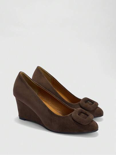 CUCCOO BIZCHIC 咖啡棕色坡跟低帮鞋，方形搭扣装饰，简约柔和风格，通勤、日常时尚之选