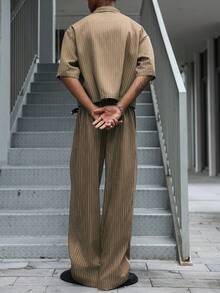 Manfinity Roghcode 男士休闲街头风短袖上衣长裤套装。街头服饰，朋友，情侣装，宽松版型，男士，印花，日系风格，男女皆宜，我爱我的女朋友 - 棕色 - 查看 2