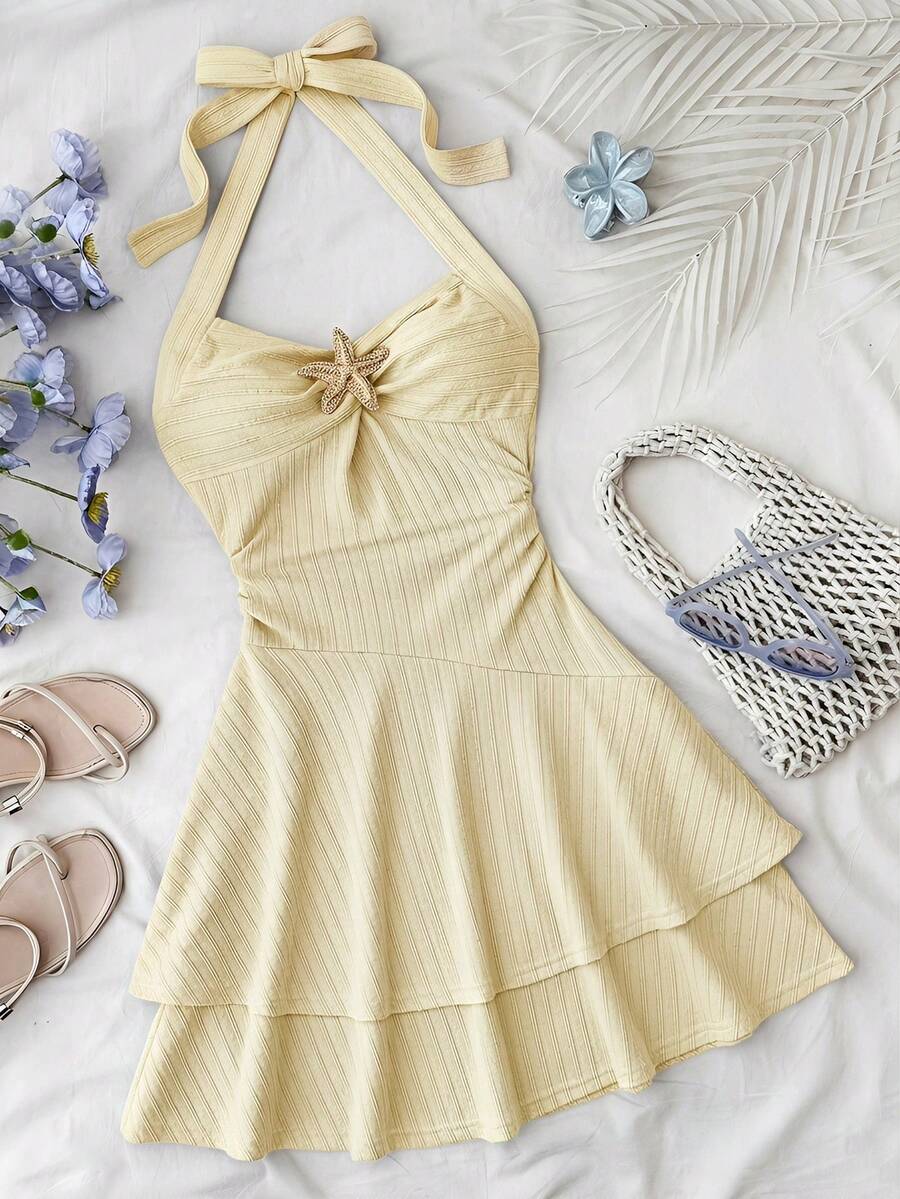 SHEIN 儿童少女连衣裙，春夏新款，适合海滩度假，优雅纹理面料，露背系带设计，正面褶皱金属装饰，多层荷叶边下摆，俏皮迷你连衣裙 - 黃色 - 查看 1
