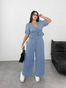 SHEIN PETITE Conjunto de 2 piezas de talla grande con top corto de manga corta con cuello en V y nudo delantero + pantalones casuales a juego con rayas, ideal para vacaciones - Azul - Ver 6
