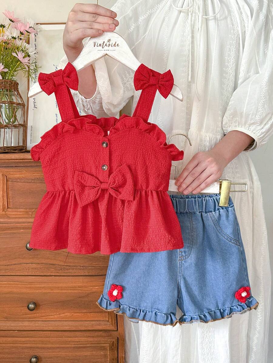 SHEIN Vintaside Kids 这款少女风两件套,包括一件黄色吊带上衣和一条带口袋的高腰牛仔短裤,甜美可爱,百搭实用,是春夏的理想之选。梭织面料厚度适中,饰有荷叶边蝴蝶结和立体花朵,豹纹纽扣更添复古气息。适合日常上学、游览热门景点、度假旅行、居家休闲以及参加派对等各种场合。 - 彩色 - 查看 1