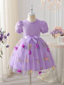 Glamorique Kids 女童浅黄色彼得潘领短袖连衣裙，蕾丝边饰3D立体花朵，光滑缎面宽松A字裙摆，夏季清新甜美公主裙，适合日常出行和生日等场合，亲肤顺滑不闷汗，易穿舒适。 - 紫色 - 查看 3