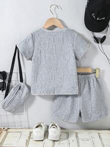 SHEIN Explorewe 3 Stücke Set für Kleinkinder Jungen: Buchstaben Strick Jacquard Casual Kurzarm T-Shirt, Shorts und Tasche, geeignet für tägliche Casual Ausflüge, Frühling/Sommer - Grau - Übersicht 2
