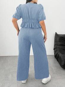 SHEIN PETITE Conjunto de 2 piezas de talla grande con top corto de manga corta con cuello en V y nudo delantero + pantalones casuales a juego con rayas, ideal para vacaciones - Azul - Ver 2