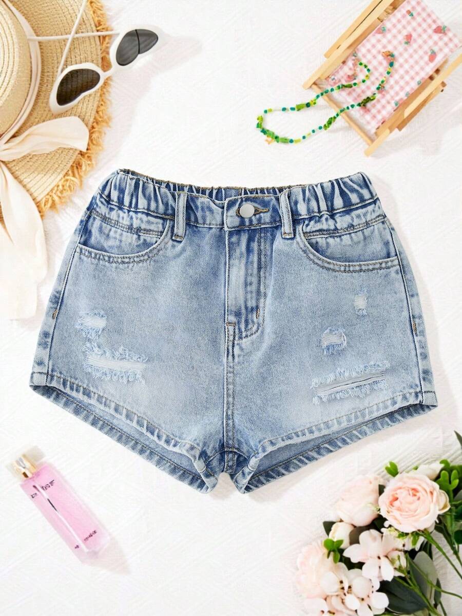 少女款优雅浅色水洗做旧牛仔短裤，毛边裤脚设计，适合春夏假期、节日庆典、海滩度假、音乐节、毕业季等各种场合。