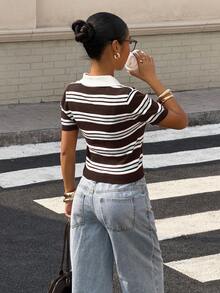 Muchica Suéter ajustado de punto con rayas de contraste para mujer, top polo popular para mujer, estilo preppy casual de verano de la vieja escuela - Marrón - Ver 2