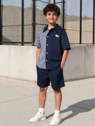 男童休闲条纹拼接 Polo 领衬衫搭配纯色条纹短裤套装（2 件），适合上学、度假、夏季穿着