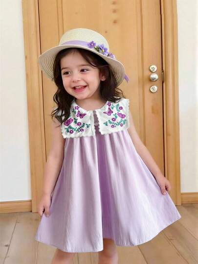 SHEIN Vintaside Kids Vestido morado nuevo para niñas pequeñas de primavera/verano, con un exquisito estampado digital de mariposas moradas en el panel delantero, diseño de cuello con adorno floral calado en blanco, botones blancos delanteros, vestido de tela tejida monocolor de cuello redondo sin mangas, adecuado para niñas pequeñas. Lindo y elegante, refinado y sencillo, ideal para uso diario, escuela, salidas, vacaciones y fiestas en primavera/verano
