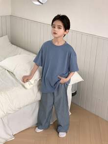 Dazy Kids Conjunto de pijama de verano para niño preadolescente con parte superior de unicolor de manga corta y pantalones a rayas - Azul - Ver 7