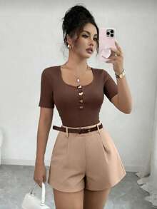 Conjunto de 2 piezas de camiseta ajustada de cuello redondo con botones y pantalones cortos de pierna ancha para mujer, casual para vacaciones y viajes - Marrón - Ver 5