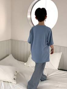 Dazy Kids Conjunto de pijama de verano para niño preadolescente con parte superior de unicolor de manga corta y pantalones a rayas - Azul - Ver 2