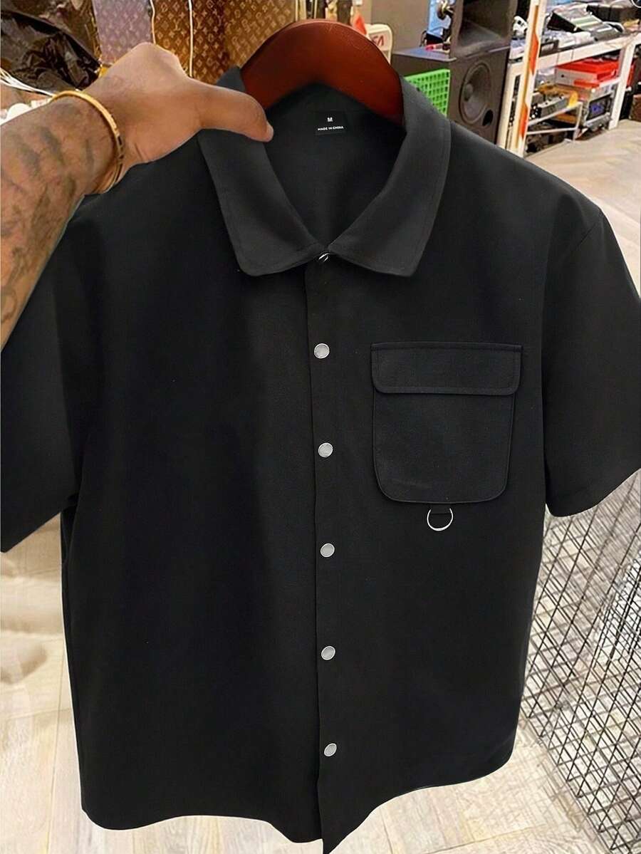 Manfinity EMRG 男士宽松实用口袋休闲衬衫，纽扣前襟方正短袖衬衫，口袋设计，都市休闲风，简约百搭，实用时尚，都市潮流，日常休闲，时尚百搭，节日礼物，男友礼物 - 黑色 - 查看 1