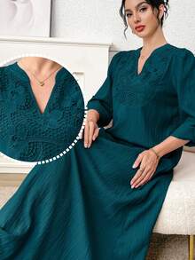 Al Najma 女士优雅撞色蕾丝V领阿拉伯风格连衣裙 - 藍色 - 查看 1