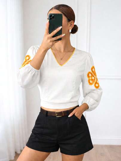 Blusa corta para dama con bordado floral unicolor