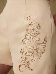 MOTF PREMIUM 女士优雅刺绣高腰短裤 - 杏色 - 查看 2